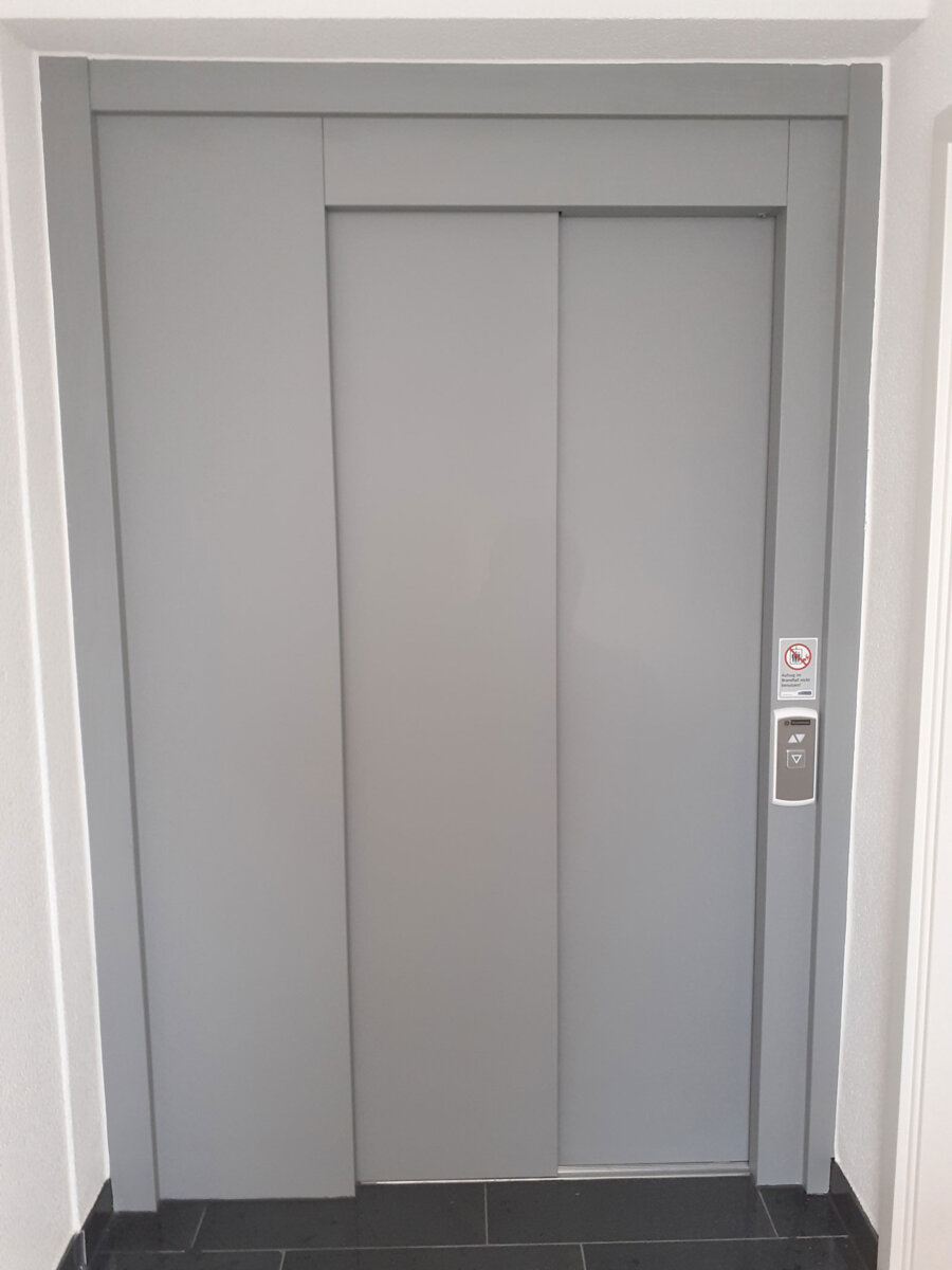 Aufzugstür